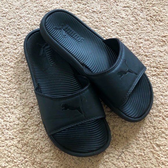 black puma slides